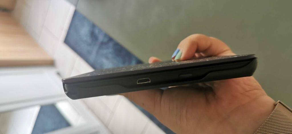 Amazon Kindle Seite der Ladebüchse