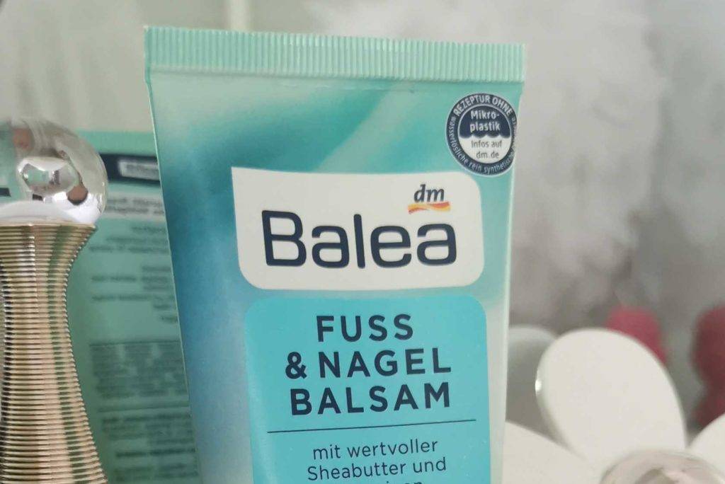 Fußcreme stehend neben Parfums.