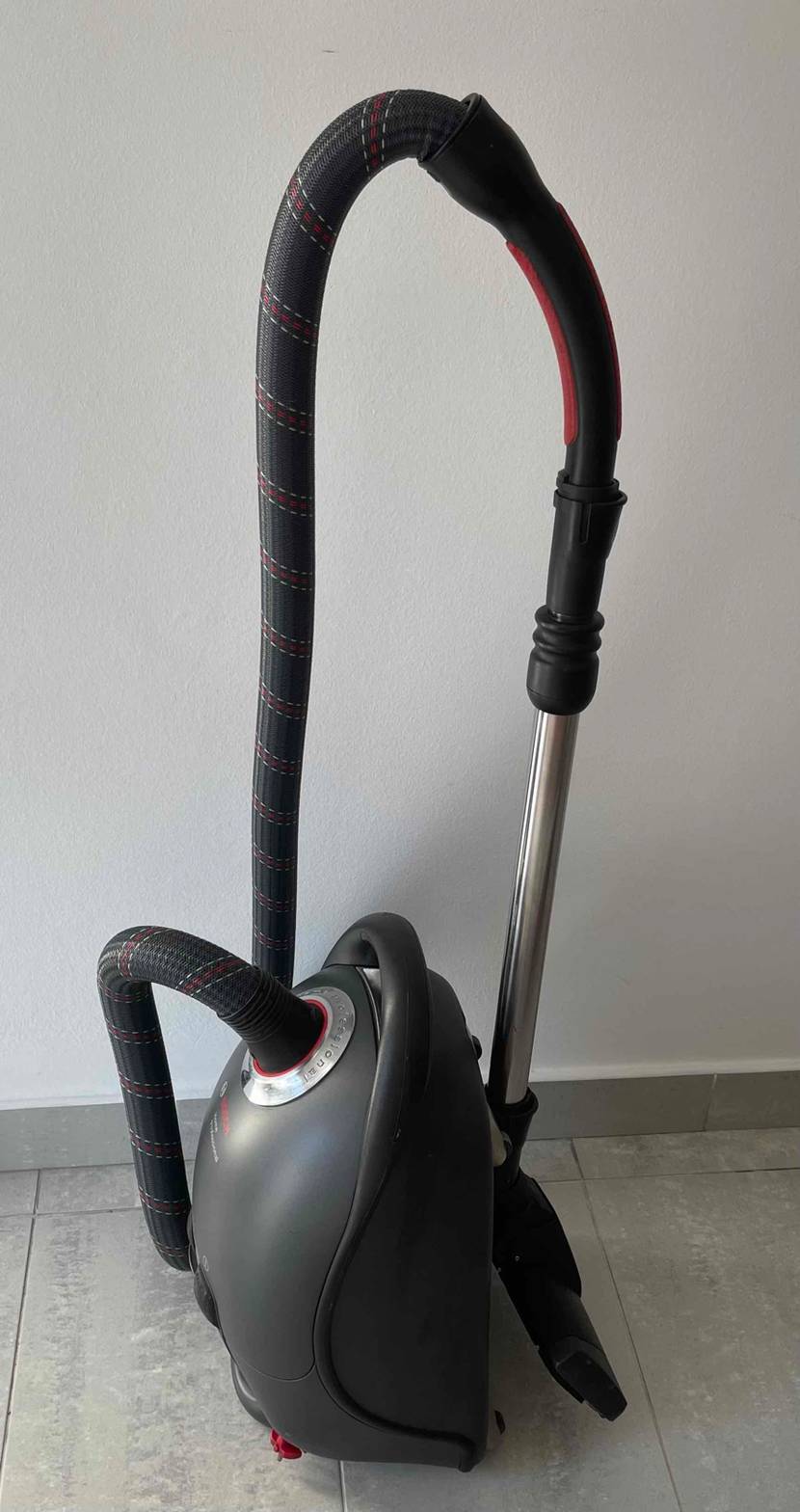 Staubsauger mit Beutel im Test: Ein Sauger vor einer weißen Wand