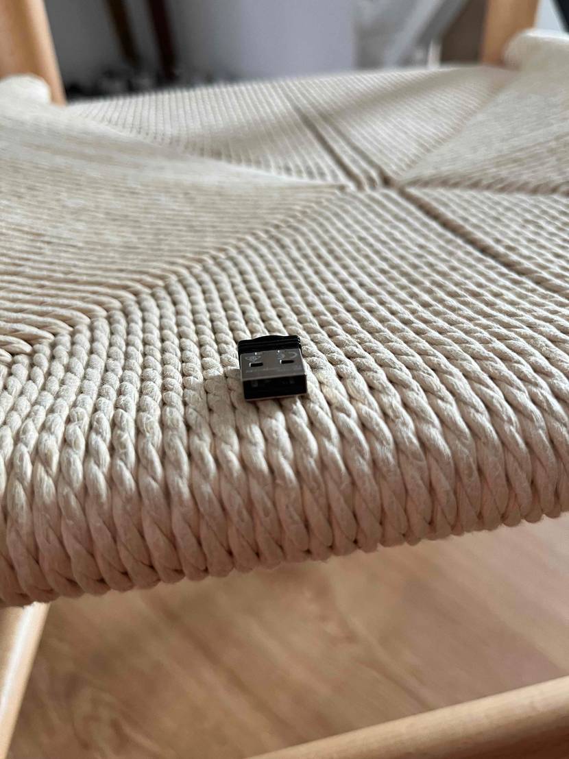 Bluetooth-Adapter getestet: Der Adapter liegt auf einer Stuhlsitzfläche