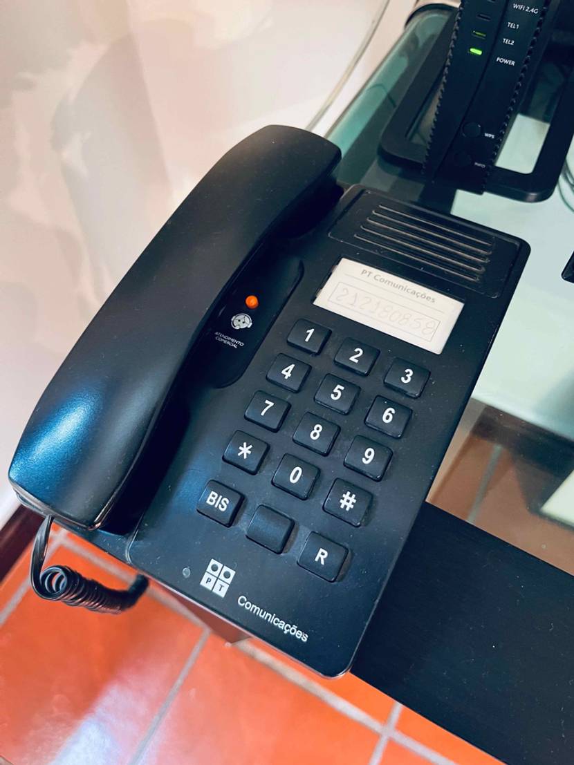 Auf einer Glasoberfläche steht ein getestetes Seniorentelefon.