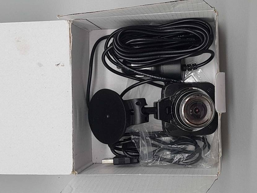 Dashcam im Test: eine Dashcam mit dem Zubehör liegt in der Verpackung.