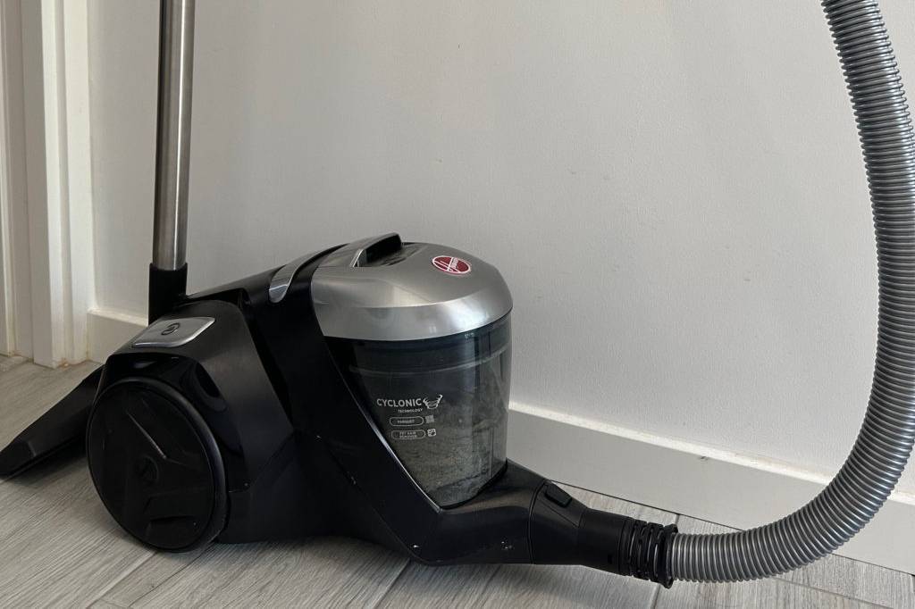 Allergiker-Staubsauger steht vor einer weißen Wand