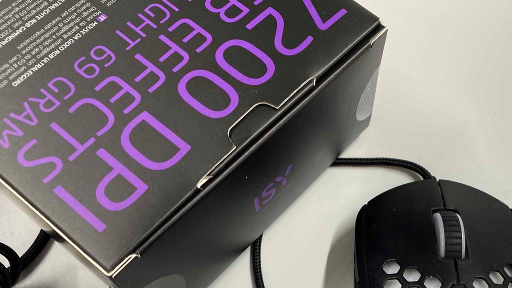 Gaming-Maus liegt neben Verpackung