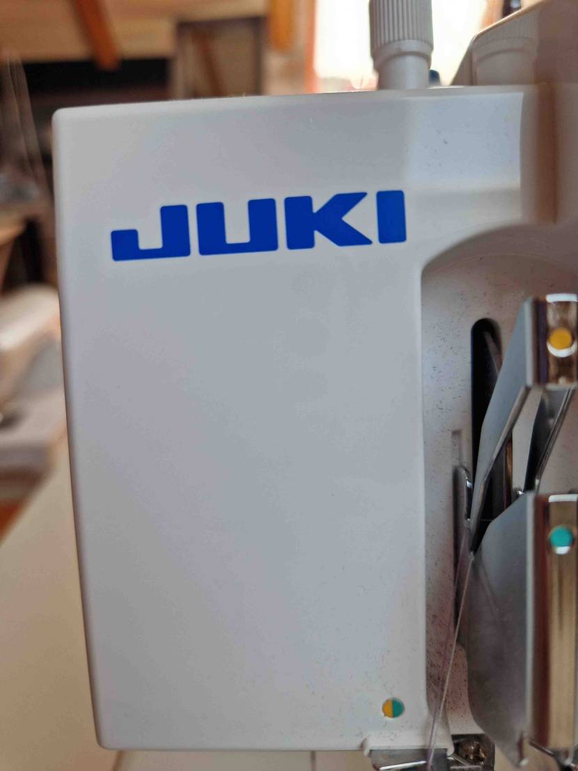 Nahaufnahme der getesteten Overlock-Nähmaschine mit Logo der Marke Juki