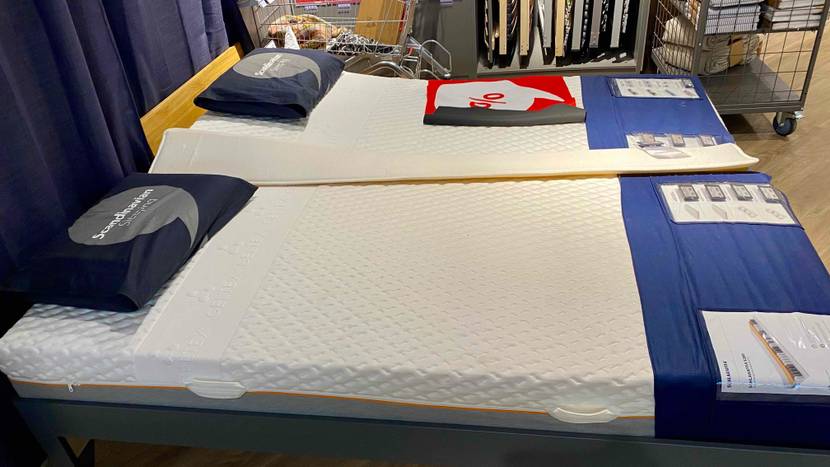 Taschenfederkernmatratze im Test: zwei Betten mit einer Taschenfederkernmatratze für ein Einzelbett stehen nebeneinander in einem Geschäft.