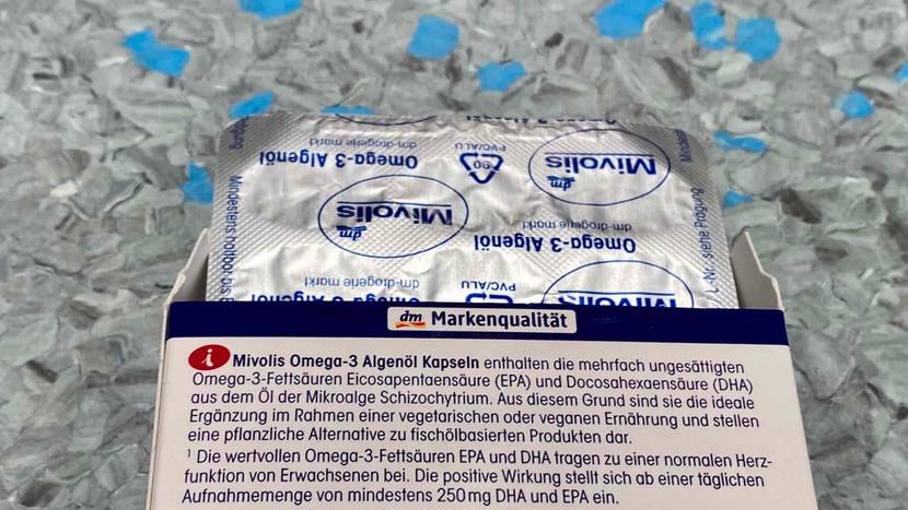 Algenöl im Test: Blister und Verpackung von der Rückseite gezeigt