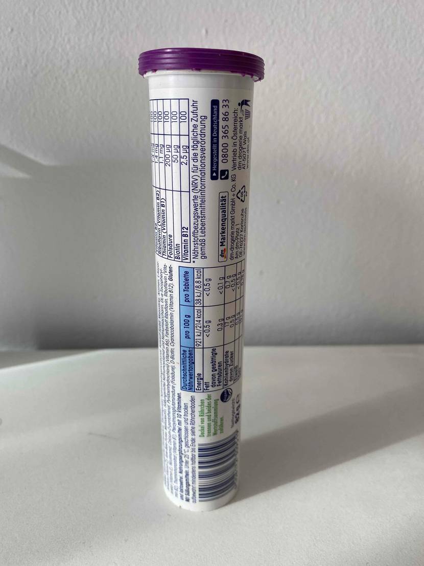Multivitamin-Tabletten im Test: Eine Packung Multivitamin-Tabletten mit Rückseite nach vorne auf heller Oberläche