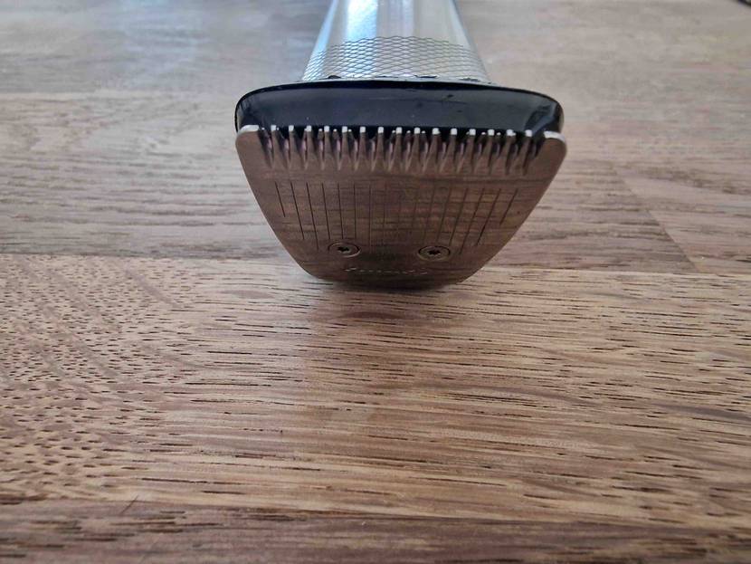 Philips-Rasierer getestet: Nahaufnahme eines Rasierkopfes von vorne auf einer Holzfläche