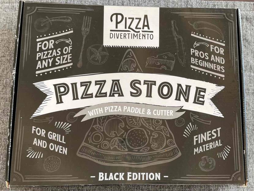 Pizzastein im Test: Eine Originalverpackung auf grauem Untergrund