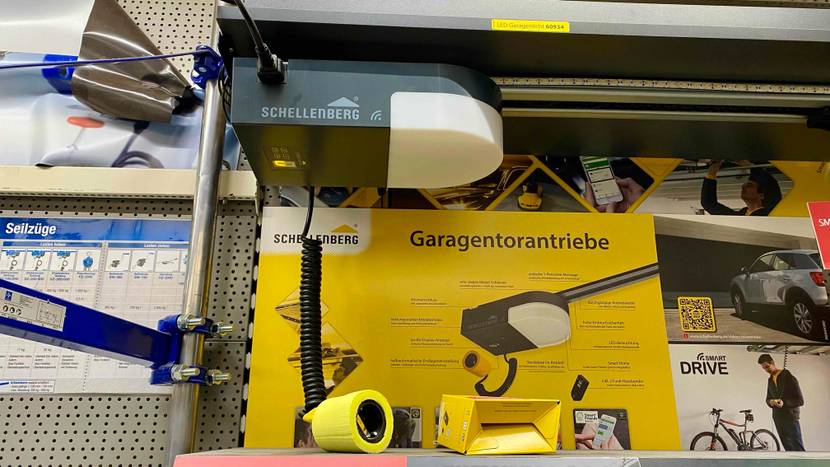 Garagentorantrieb im Test: Garagentorantrieb im Regal.