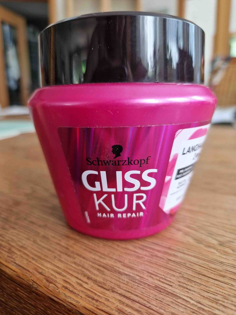 Haarkur im Test: Verpackung der Marke Schwarzkopf steht auf Tisch
