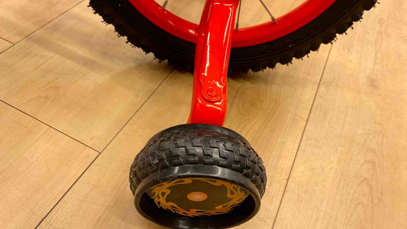 Kinderfahrrad-14-Zoll im Test: Rechtes Stützrad eines 14-Zoll-Kinderfahrrads in Nahaufnahme.