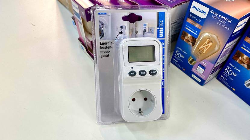 Energiemessgerät im Test: ein Energiemessgerät von vorn, welches sich in der Verpackung befindet.