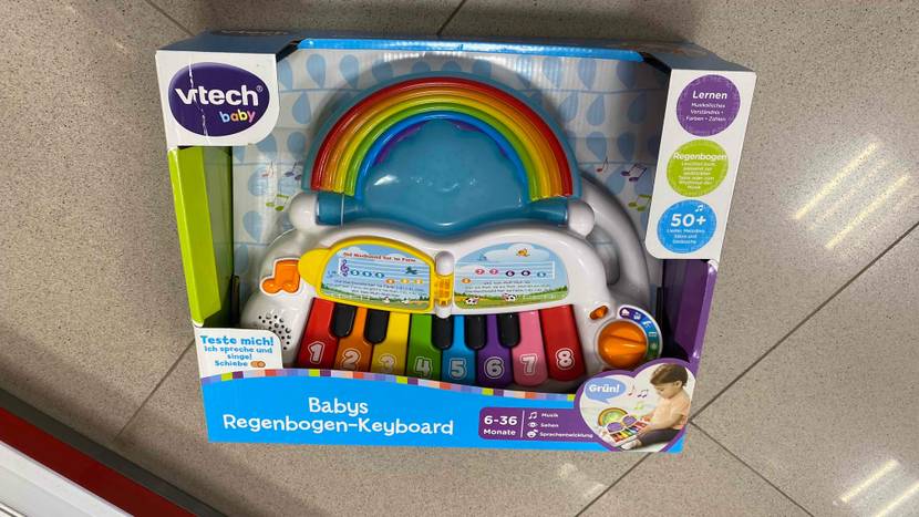 Kinderkeyboard im Test: eine Verpackung von Kinderkeyboard mit Produkt darin zu sehen der Marke Vtech liegt auf einem Boden. 
