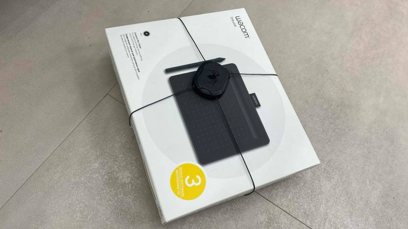 Getestetes und verpacktes Grafiktablett liegt auf einem grauen Boden.