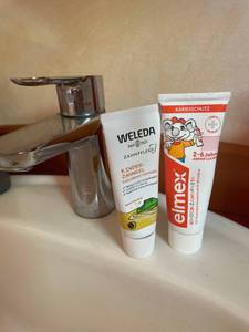 Zahnpasten auf Waschbecken.