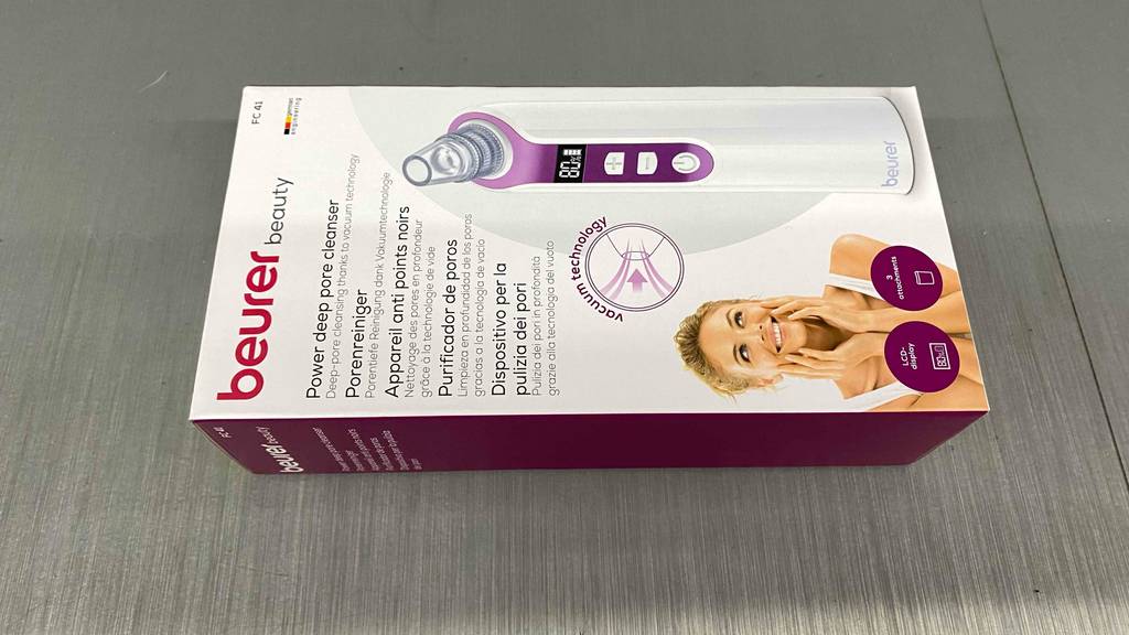 Porensauger im Test: Verpackung vom Porensauger liegt auf dem Boden.