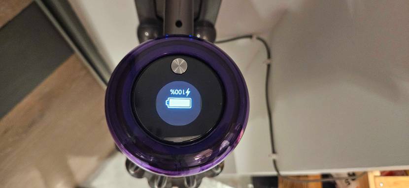 Im Test: Ein Dyson Staubsauger von oben inklusive Display für Batterieanzeige.
