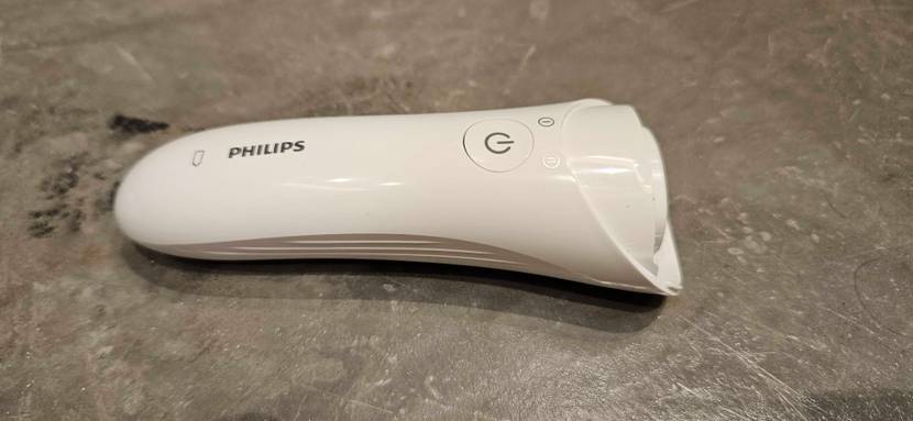 Nass-trocken-Rasierer-Test: weißer Nass-trocken-Rasierer von Philips liegt ohne Aufsatz auf einer Fläche.