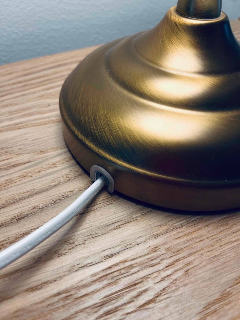 Schribtischlampe-Test: goldener Lampenfuß und weißes Kabel.