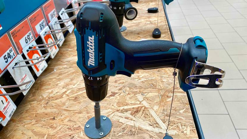 Makita-Akku-Schlagbohrschrauber im Test: Makita-Akku-Schlagbohrschrauber ist auf einer Holzplatte aufgestellt.