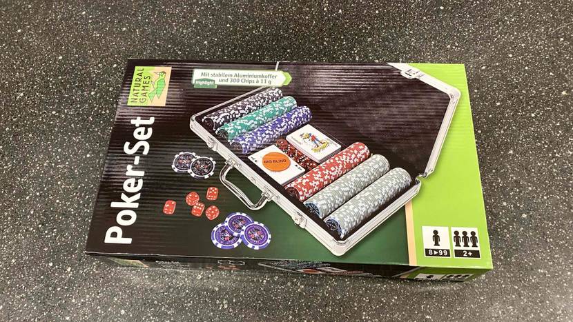 Pokerkoffer im Test: Originalverpackung vom Pokerkoffer liegt auf einem Boden.