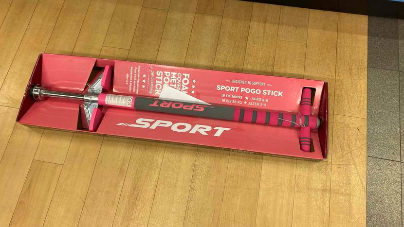 Auf einer Holzfläche liegt ein getesteter Pogo-Stick.