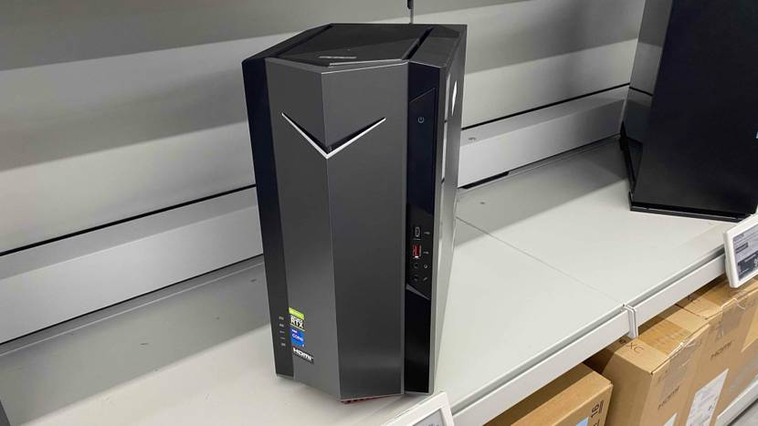 Ein getesteter Gaming-PC von vorne in einem Regal.