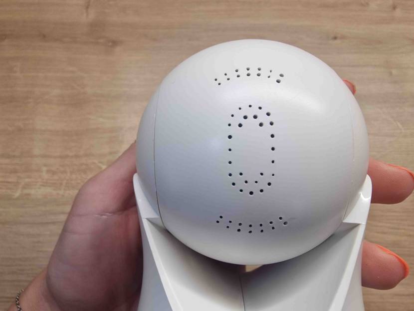 Babyphone-mit-Kamera im Test: weißes Babyphone wird in der Hand gehalten mit Fous auf Lautsprecher.