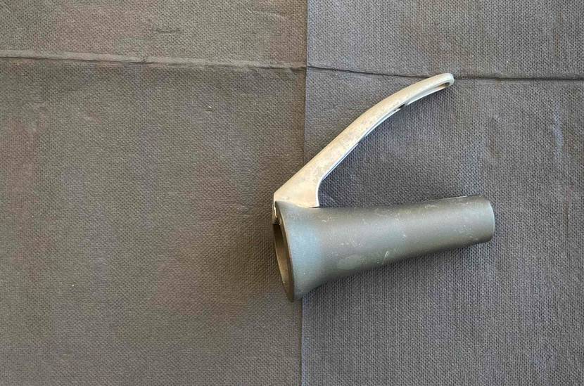 Nussknacker im Test: Ein Nussknacker auf einer grauen Oberläche liegend