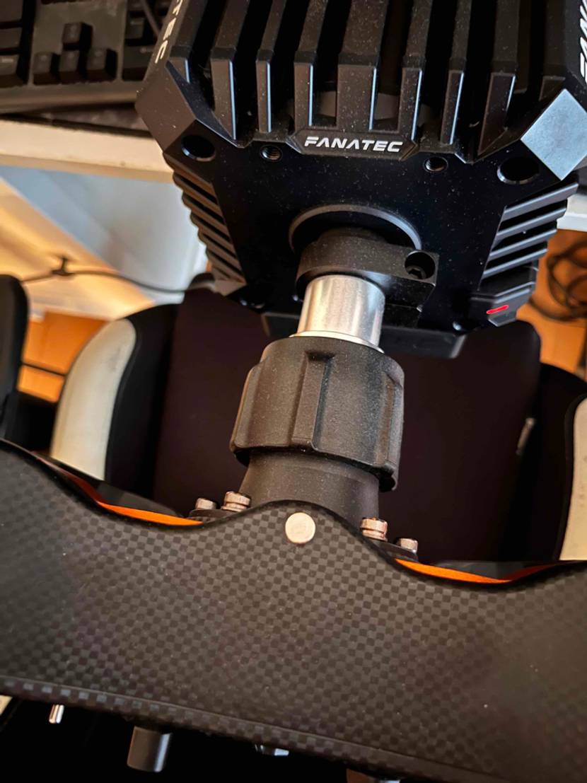 Im Test: Detailaufnahme der Aufhänung des PC-Lenkrades.