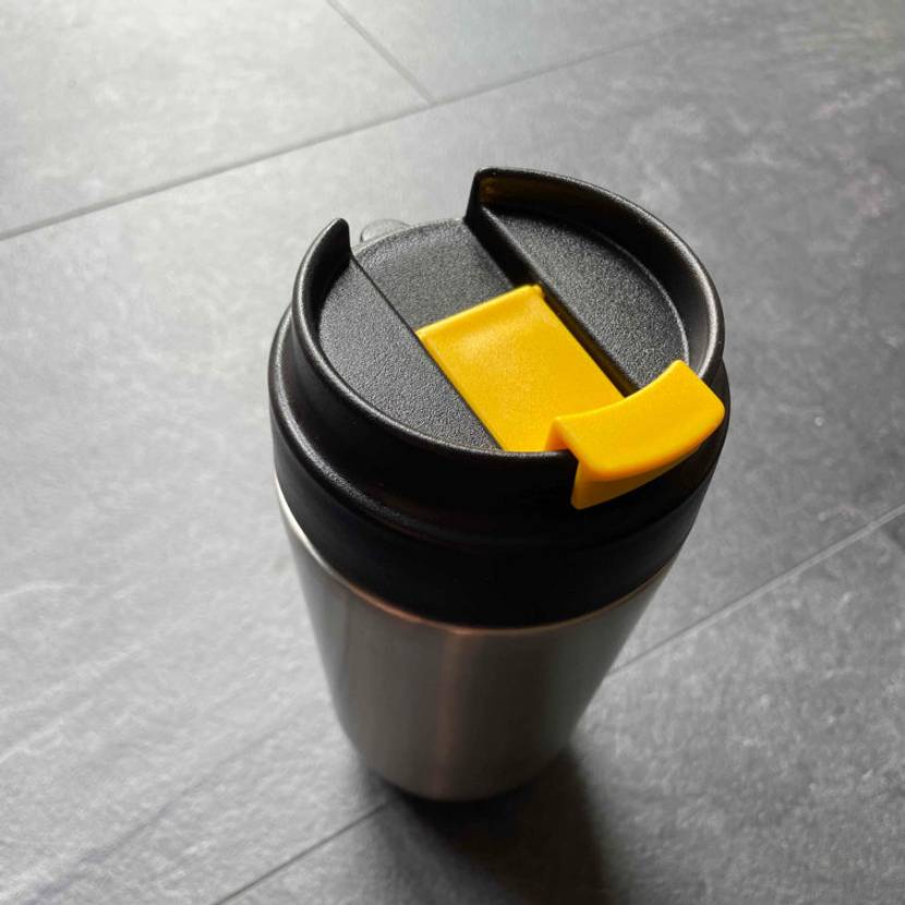 Thermobecher-Test: Ein Edelstahl-Thermobecher steht auf einem grauen Boden.
