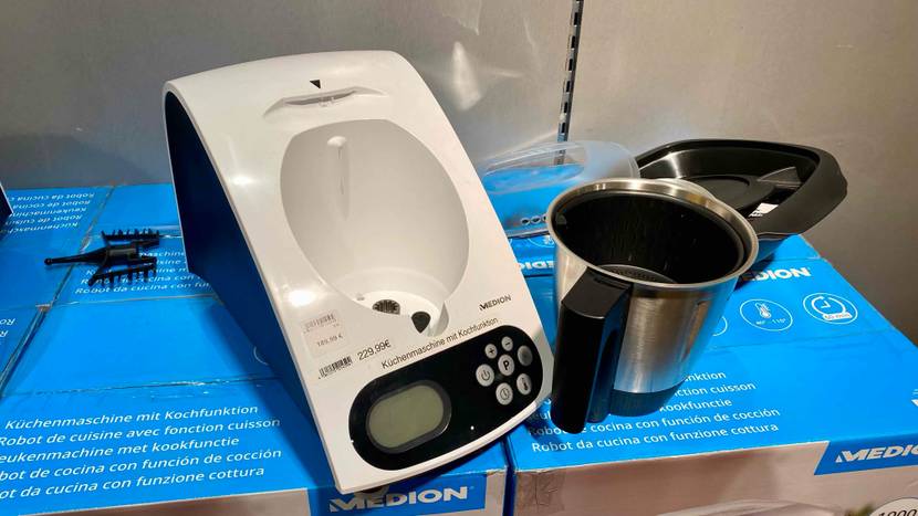 Im Test: Alle Teile einer Küchenmaschine auf einem Karton.