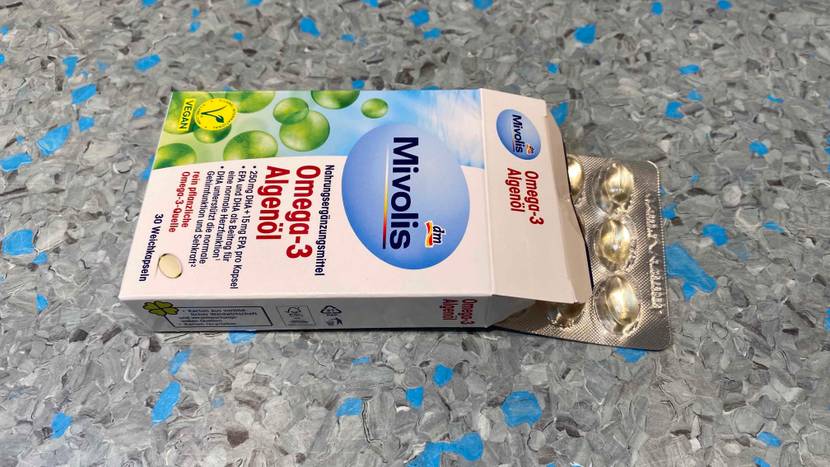 Algenöl im Test: Blister liegt halb in der geöffneten Verpackung