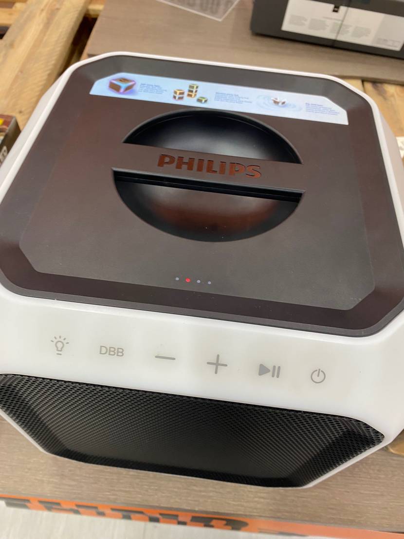 Im Test: Detailaufnahme Griff und Bedienelemente eines WLAN-Lautsprechers.