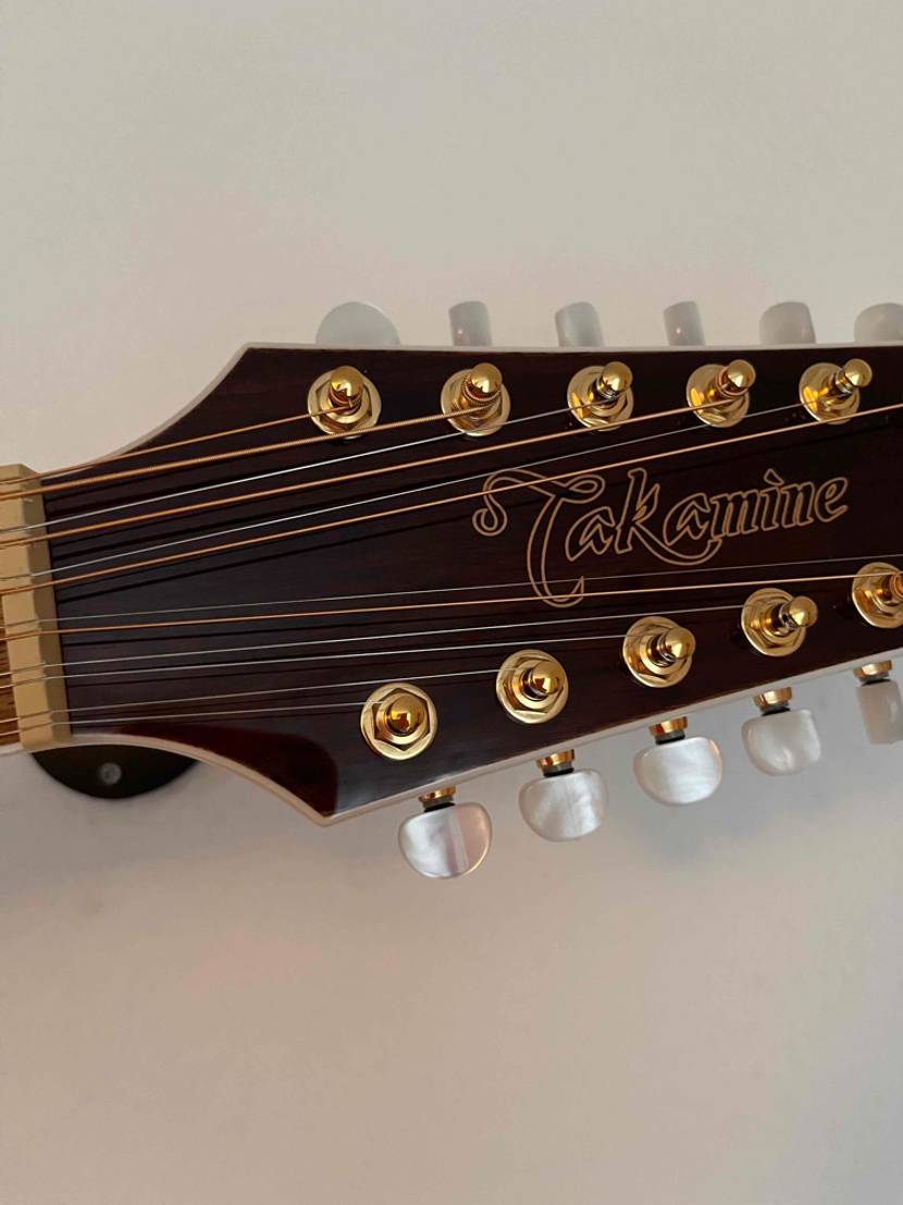 Detailaufnahme des Gitarrenkopfes einer getesteten Westerngitarre.