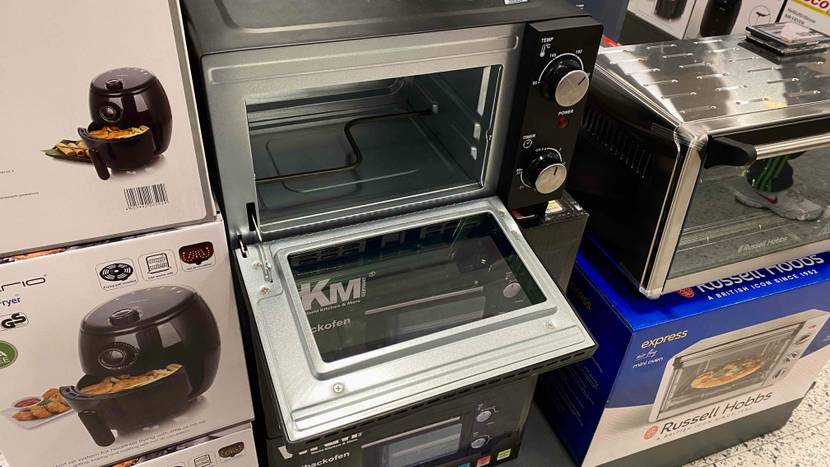 Minibackofen getestet: Ein Gerät mit geöffneter Klappe.
