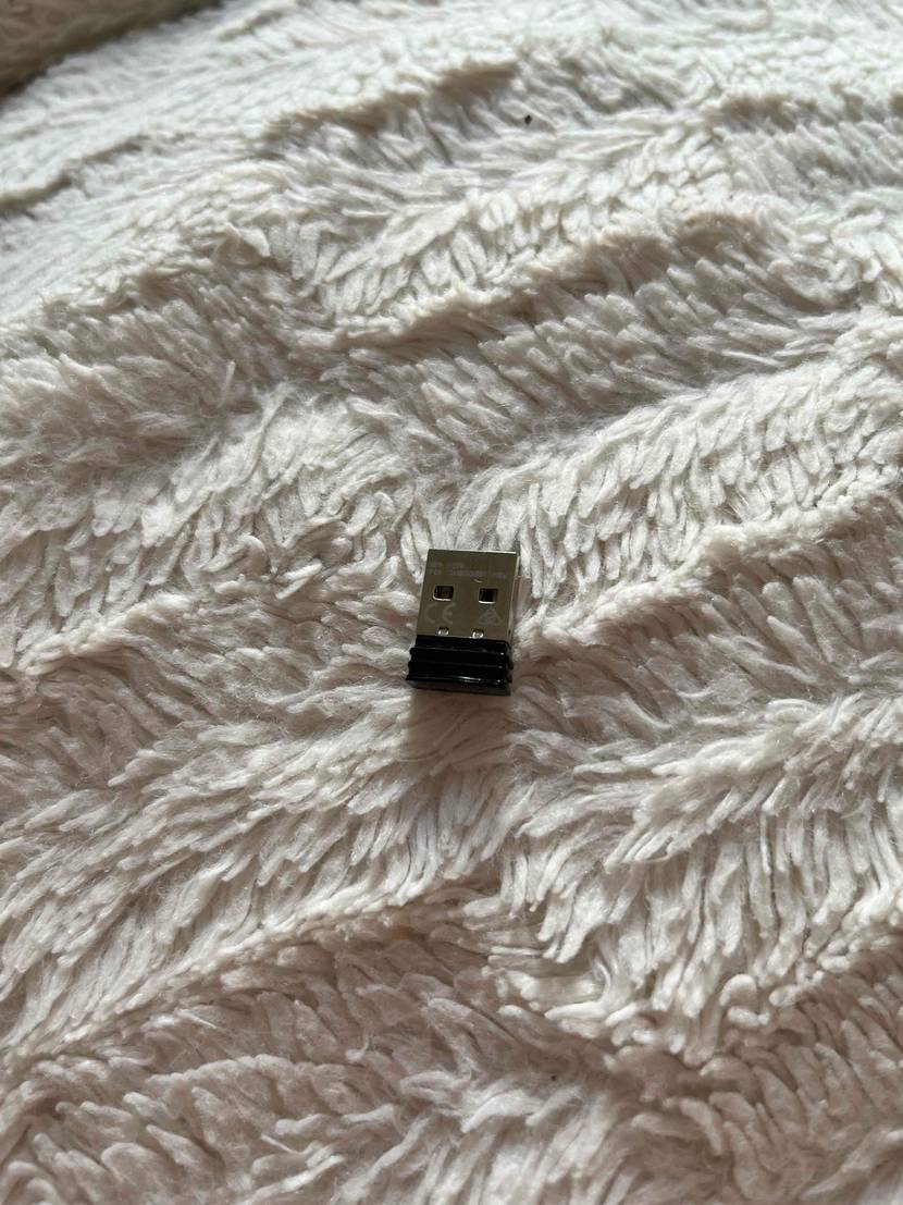 Bluetooth-Adapter getestet: Der Adapter liegt auf einem hellen Stoff