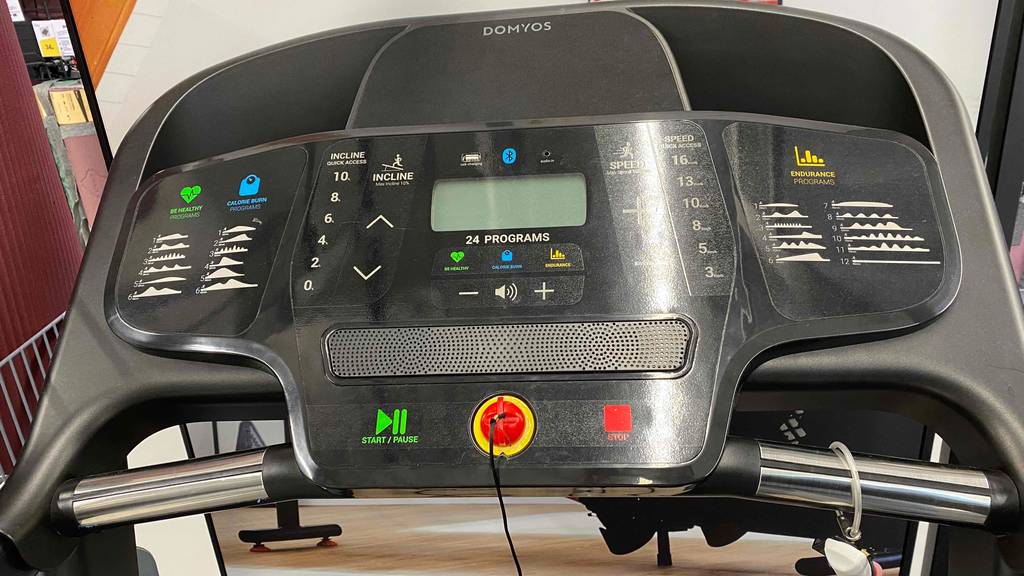 Detailaufnahme der verschiedenen Einstellungen vom Laufband der Marke Domyos
