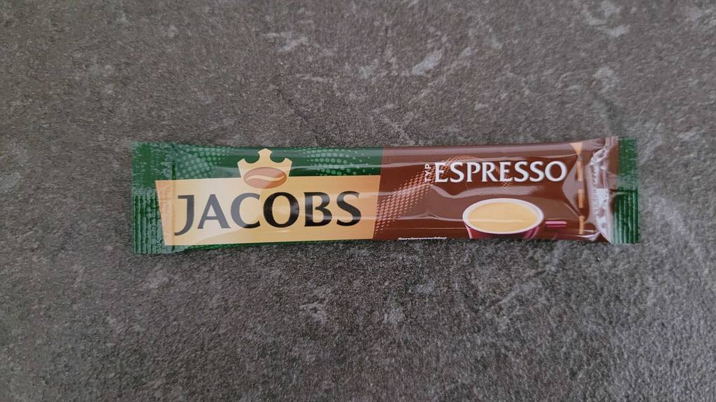 Espressostick auf einer grauen Oberfläche liegend.