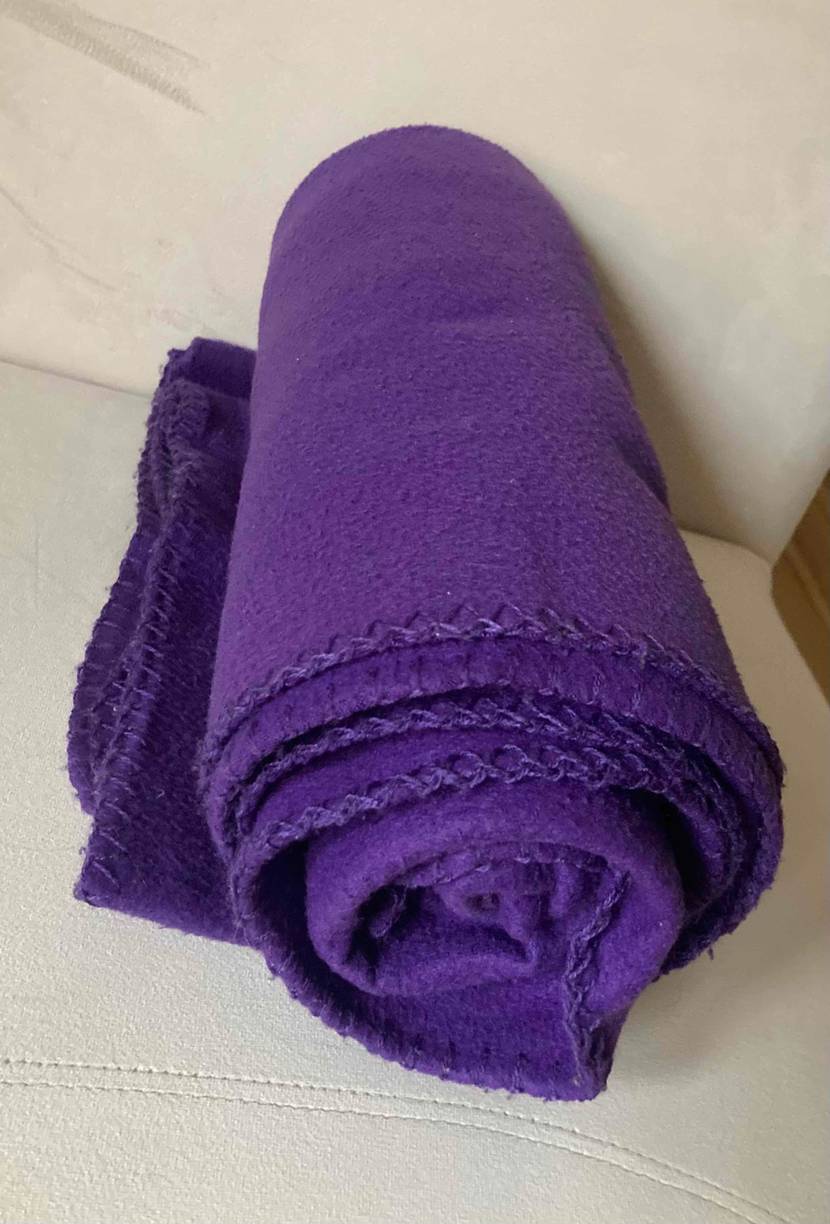 Decke-mit-Ärmel getestet: eingerollte Decke in Violett.