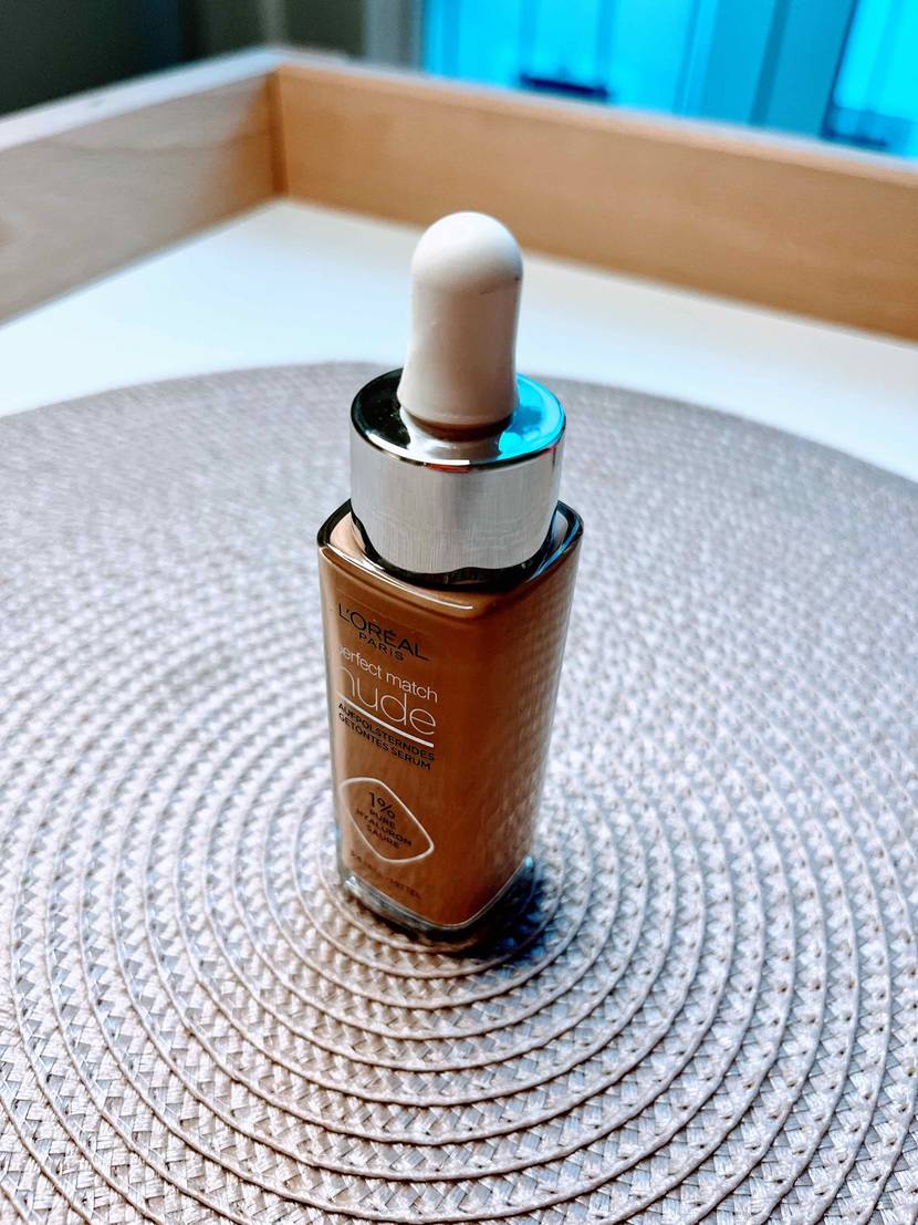 Make-up im Test: Eine Flasche Make-up steht auf einem hellen Untergrund