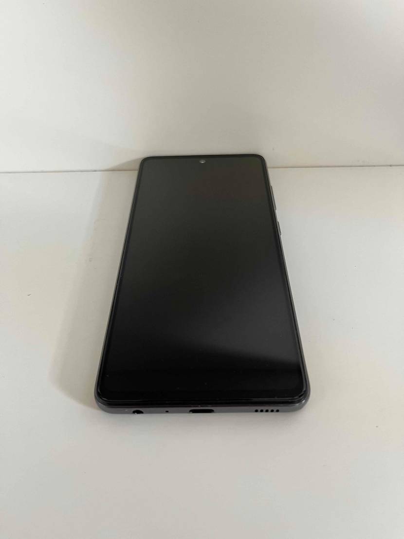 Günstiges Smartphone im Test: Ein Smartphone liegt auf einer hellen Oberfläche