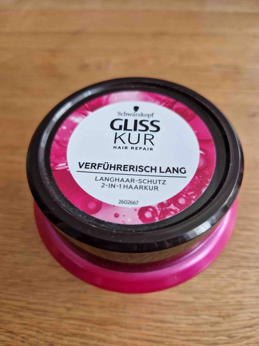 Haarkur im Test: Verpackung steht auf einem Tisch aus Holz