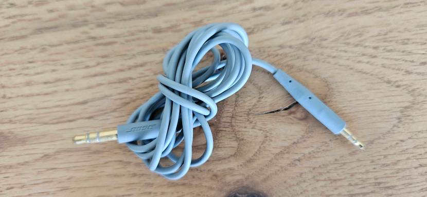Over-Ear Kopfhörer getestet: Ein zusammengedrehtes Kabel auf einer Holzfläche.
