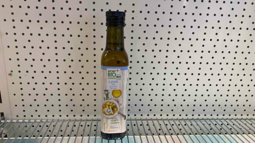 Leinöl getestet: Vor einer hellen Wand steht eine Flasche Leinöl.