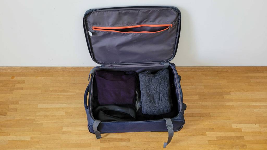Offener, gepackter Weichschalenkoffer