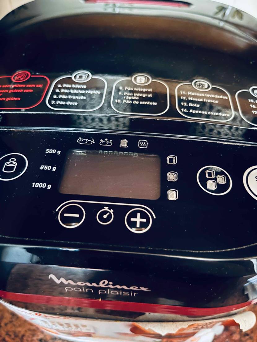 Im Test: Nahaufnahme Bedienelemente und Display eines Brotbackautomaten.