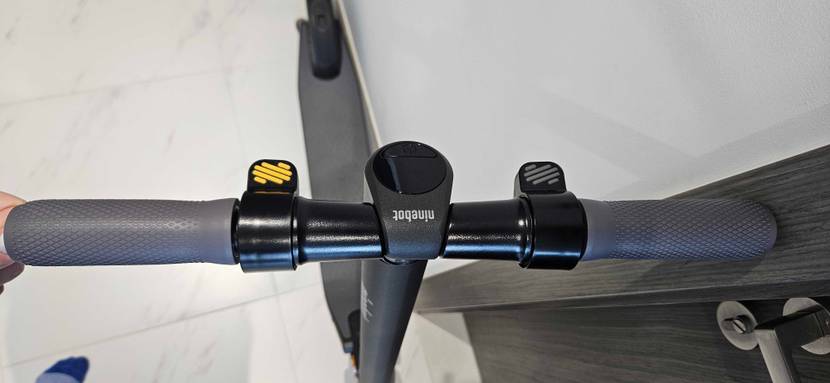 Nahaufnahme des Lenkers eines getesteten Elektro-Scooters.